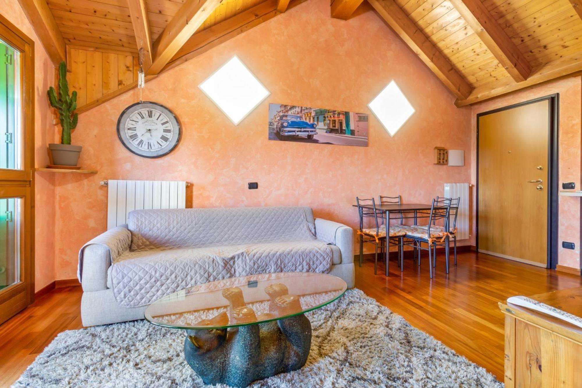 Lovely Orange House Viggiù Екстериор снимка